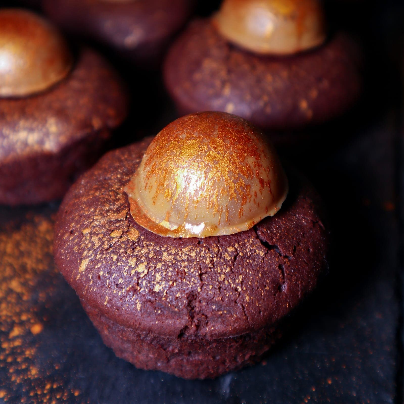 Moelleux au chocolat, dôme caramel doré