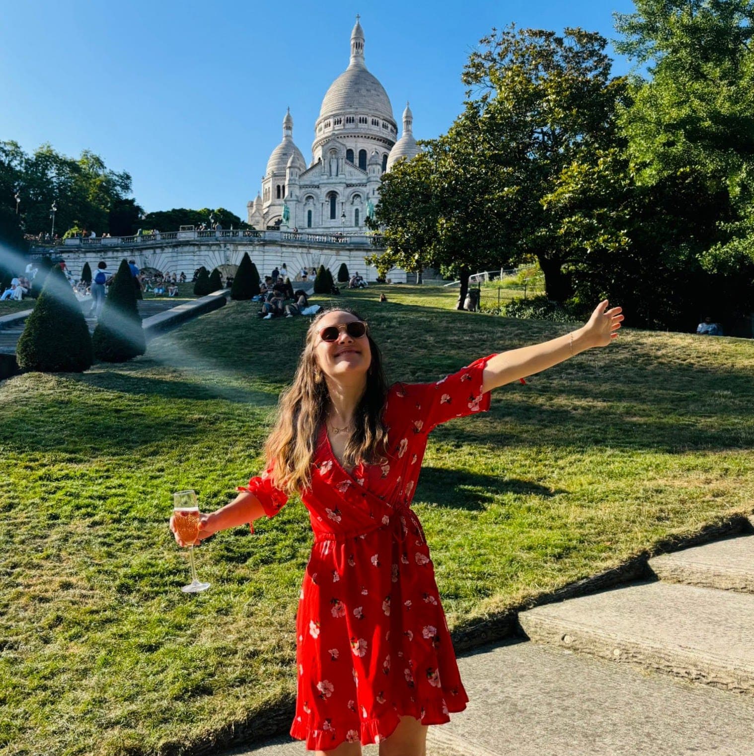 Laurine, devant le Sacré-Cœur